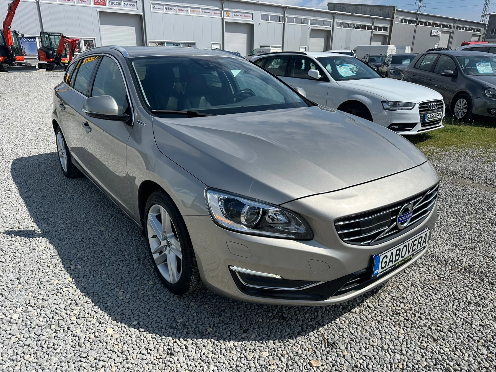 Volvo V60 D6 Plug-in Hybrid 4x4 Navi Distronic , снимка 2 - Автомобили и джипове - 53916731