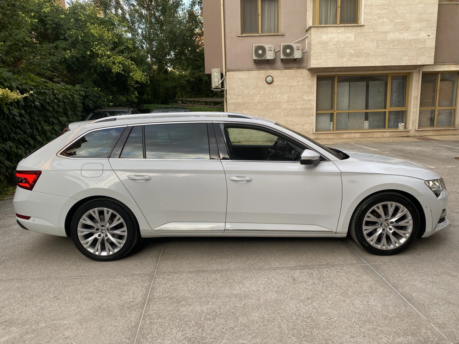 Skoda Superb 2.0 TDI/ 4x4/ L&K/ Combi/ DSG, снимка 4 - Автомобили и джипове - 55070277