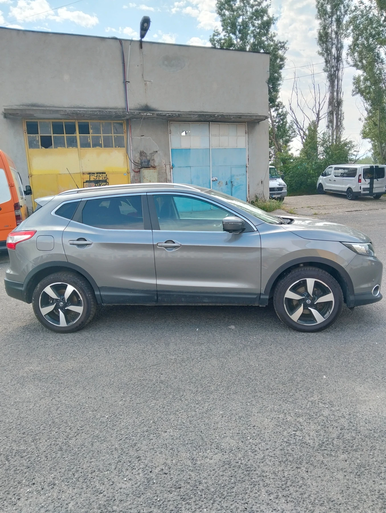 Nissan Qashqai 1.5dci-panorama/360 kamera, снимка 6 - Автомобили и джипове - 54583437
