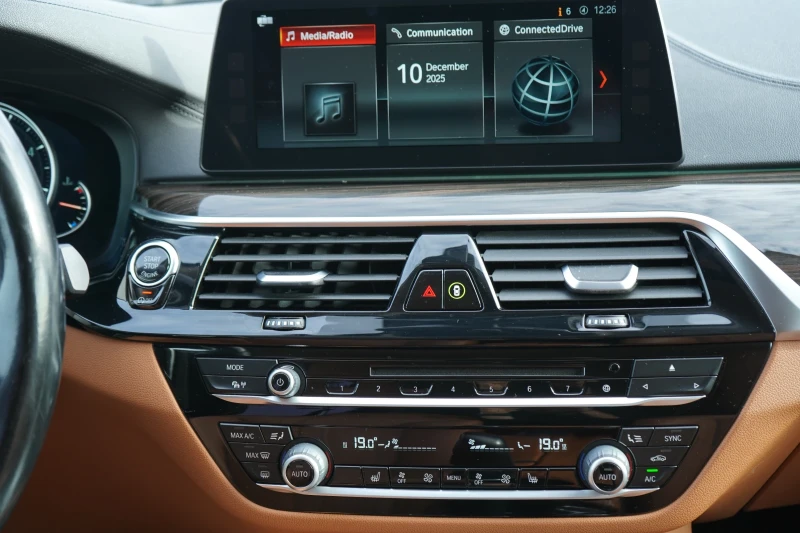 BMW 530 d* xDrive* LUXURY* HUD* , снимка 12 - Автомобили и джипове - 52739776