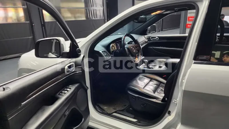 Jeep Grand cherokee 3.0 CRD| ОБДУХВАНЕ| DISTRONIC| ПАНОРАМА| ВКЛ.ТЕХНО, снимка 6 - Автомобили и джипове - 54374630
