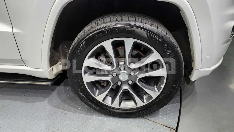 Jeep Grand cherokee 3.0 CRD| ОБДУХВАНЕ| DISTRONIC| ПАНОРАМА| ВКЛ.ТЕХНО, снимка 13 - Автомобили и джипове - 54374630
