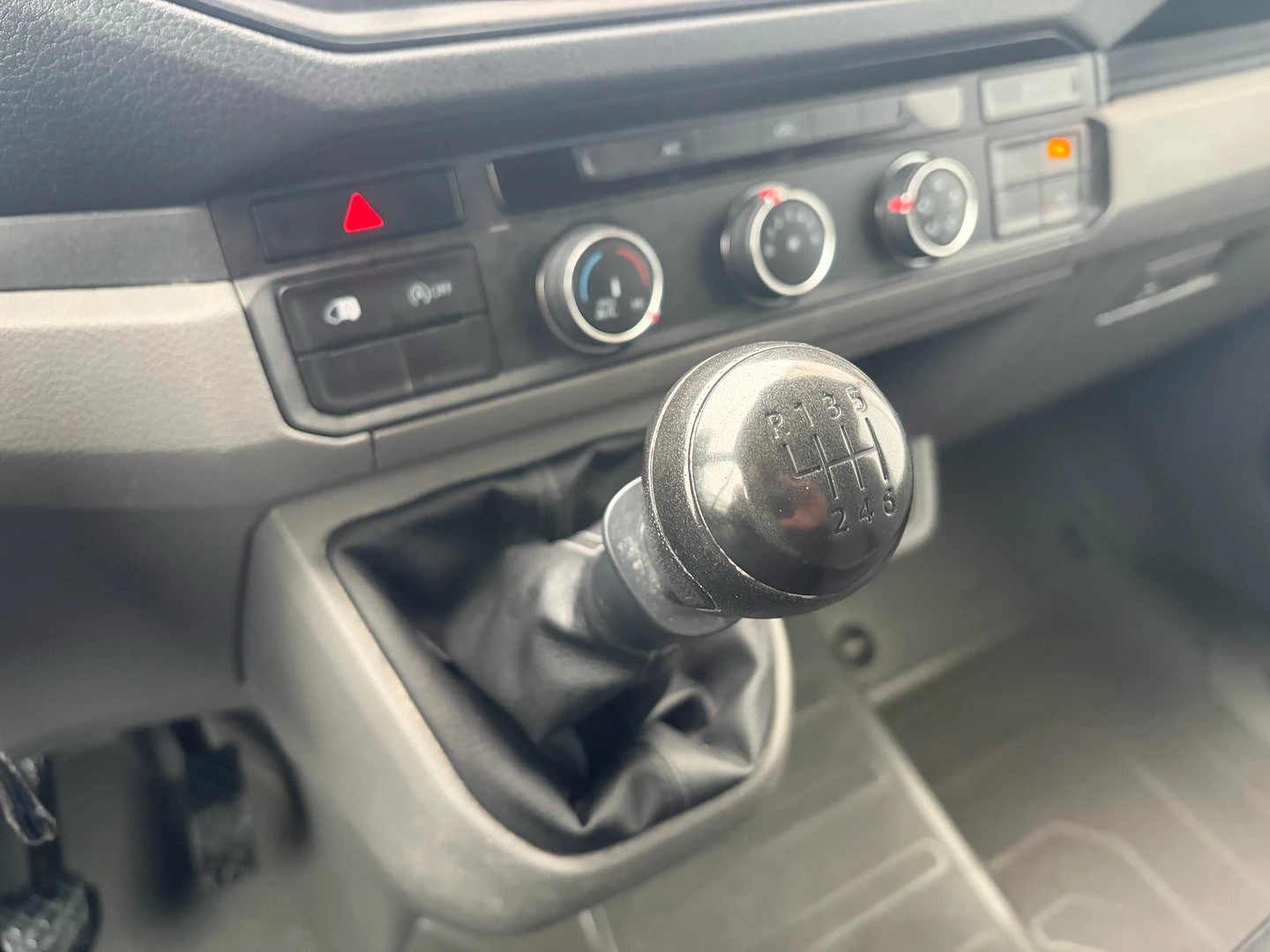 VW Crafter 35 Kasten M 11.3 m3 TDI предно - изображение 9