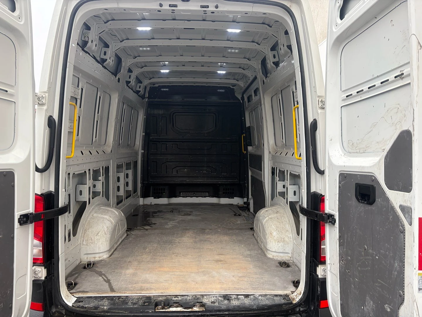 VW Crafter 35 Kasten M 11.3 m3 TDI предно - изображение 6