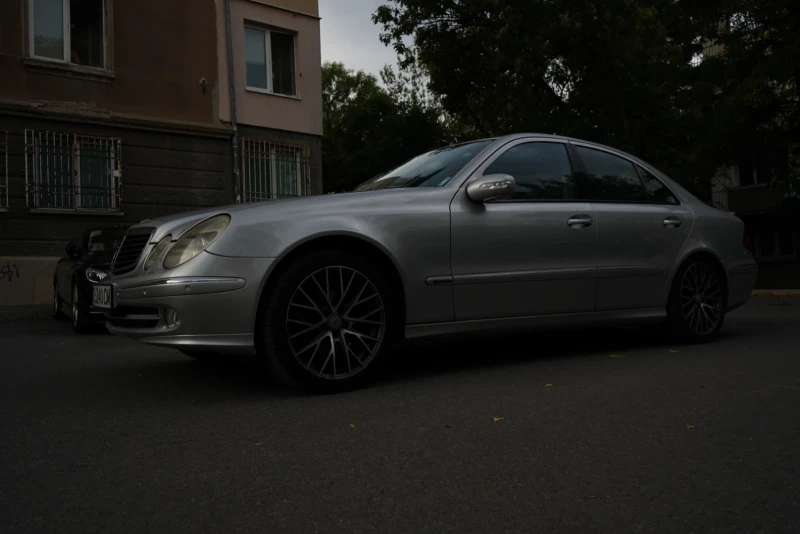 Mercedes-Benz E 240, снимка 3 - Автомобили и джипове - 52174550