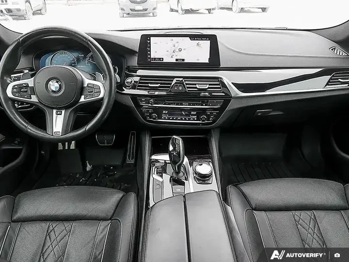 BMW 550 xDriveM550I/4.4L V8/KEYLESS/ПАНОРАМА/LOADED, снимка 12 - Автомобили и джипове - 55082037