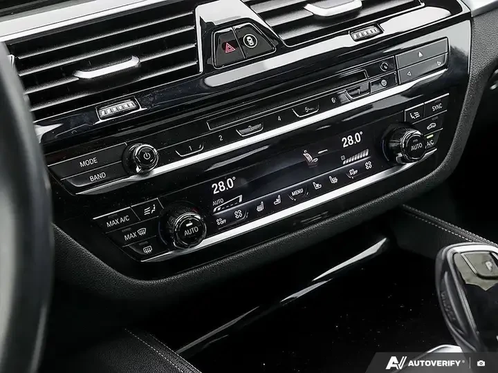 BMW 550 xDriveM550I/4.4L V8/KEYLESS/ПАНОРАМА/LOADED, снимка 15 - Автомобили и джипове - 55082037