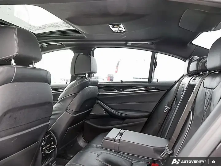 BMW 550 xDriveM550I/4.4L V8/KEYLESS/ПАНОРАМА/LOADED, снимка 11 - Автомобили и джипове - 55082037