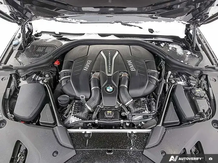 BMW 550 xDriveM550I/4.4L V8/KEYLESS/ПАНОРАМА/LOADED, снимка 9 - Автомобили и джипове - 55082037
