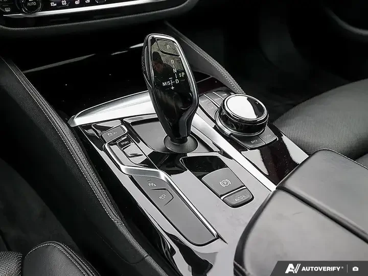 BMW 550 xDriveM550I/4.4L V8/KEYLESS/ПАНОРАМА/LOADED, снимка 17 - Автомобили и джипове - 55082037