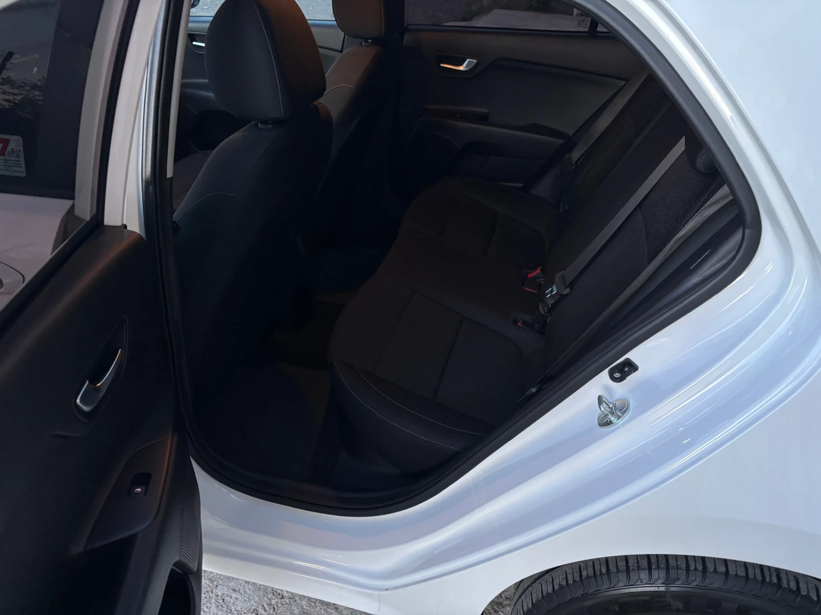 Kia Rio 1.0i AVTOMATIK SWISS , снимка 9 - Автомобили и джипове - 54335816