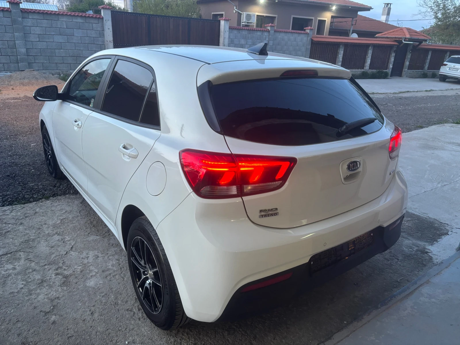 Kia Rio 1.0i AVTOMATIK SWISS , снимка 3 - Автомобили и джипове - 54335816