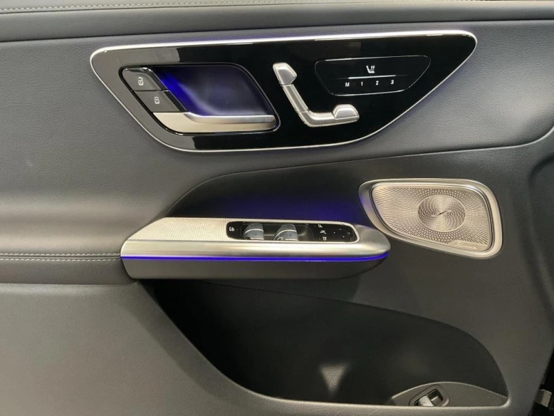 Mercedes-Benz GLC 300 de/AMG/4-MATIC/PLUG-IN/PANO/360/DISTRONIC/, снимка 7 - Автомобили и джипове - 51351005