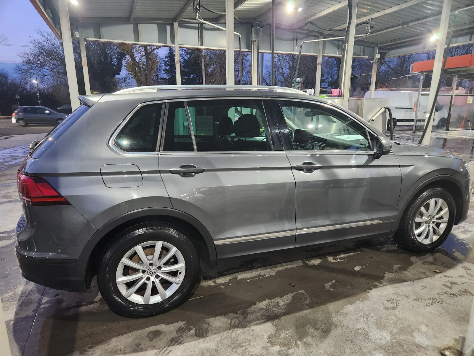 VW Tiguan 2.0 TDI , снимка 13 - Автомобили и джипове - 54379622