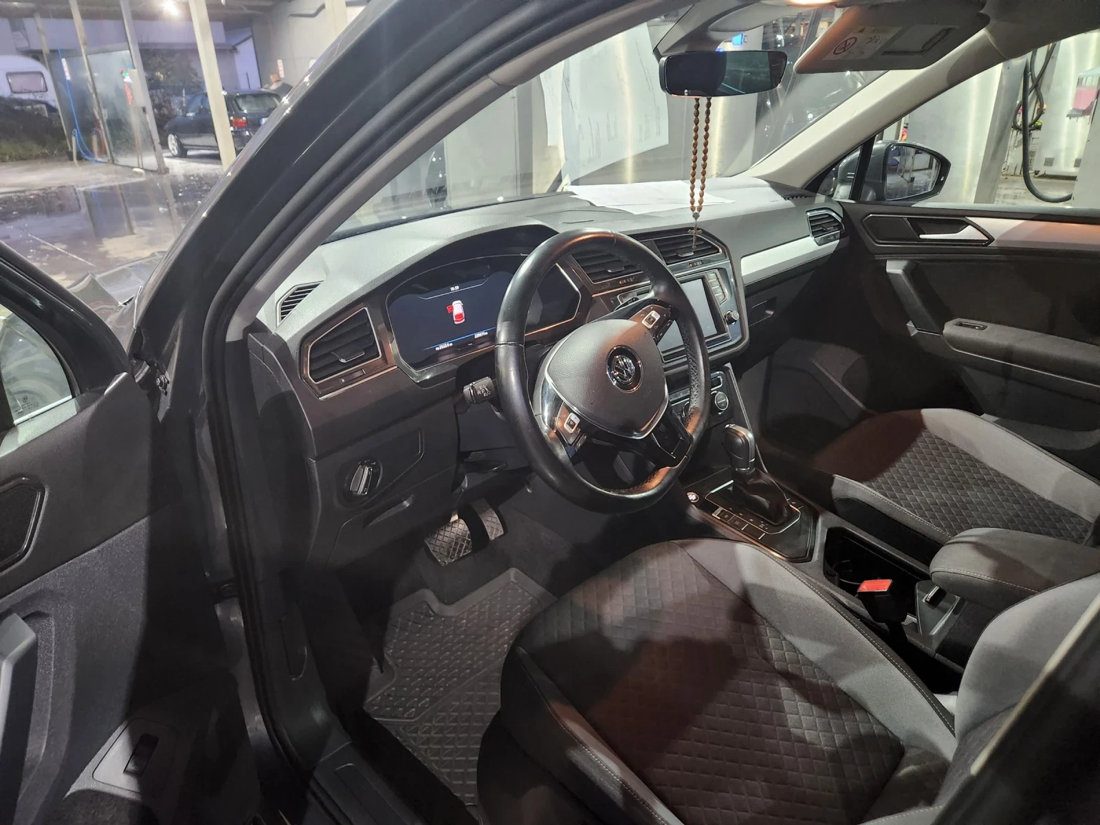 VW Tiguan 2.0 TDI , снимка 17 - Автомобили и джипове - 54379622