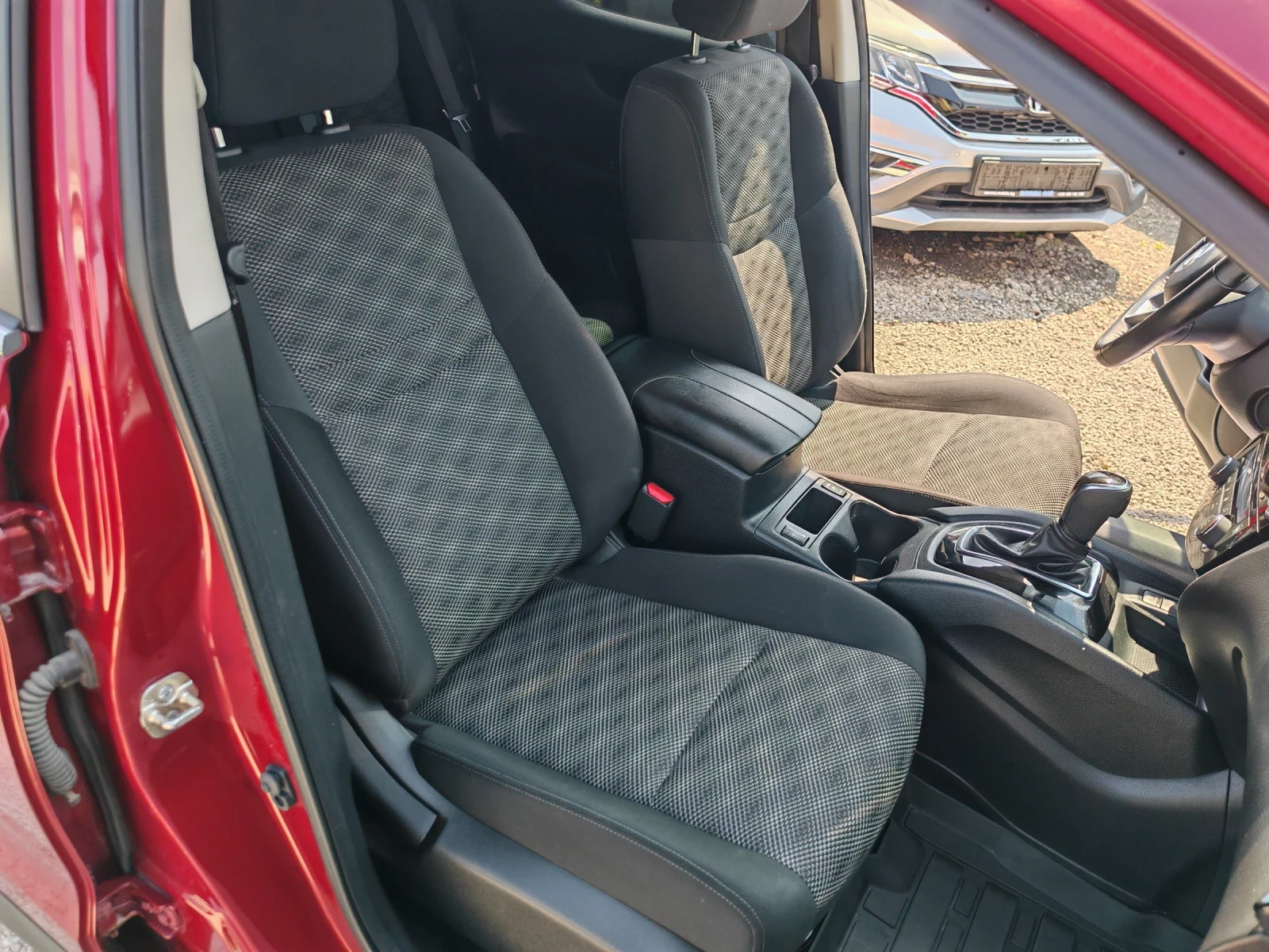 Nissan Qashqai 2.0i 4x4 automatic SV AWD, снимка 13 - Автомобили и джипове - 54798681