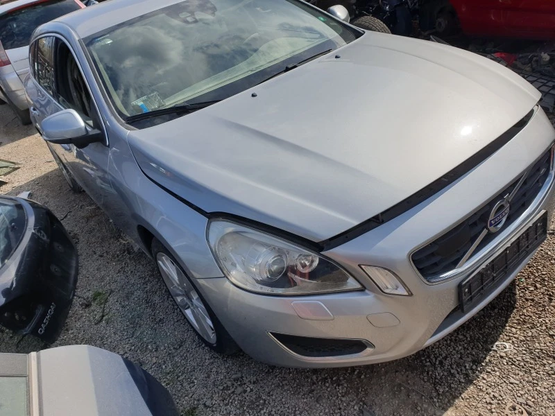 Volvo V60 1.6i Турбо Т4 180кс, снимка 1 - Автомобили и джипове - 40202778