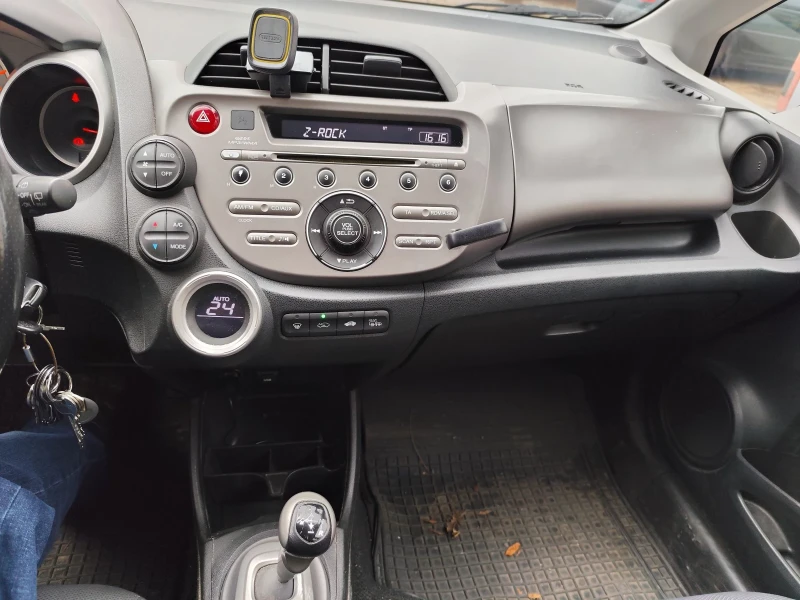 Honda Jazz 1.4i, снимка 10 - Автомобили и джипове - 49220548