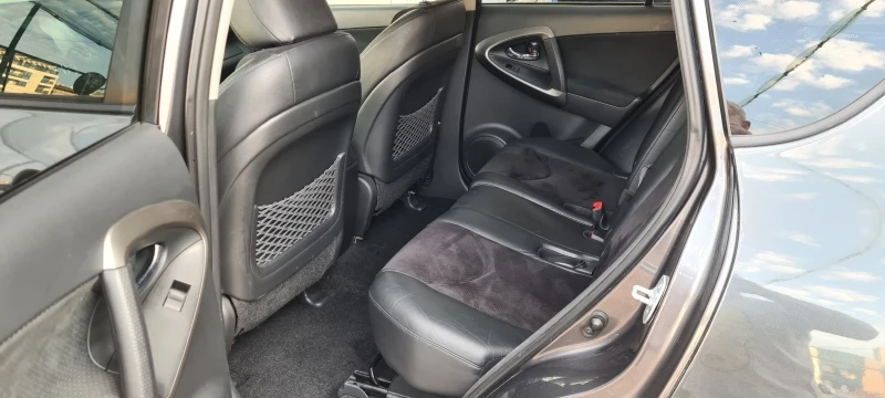 Toyota Rav4 2.2 Exclusive, снимка 11 - Автомобили и джипове - 37511804