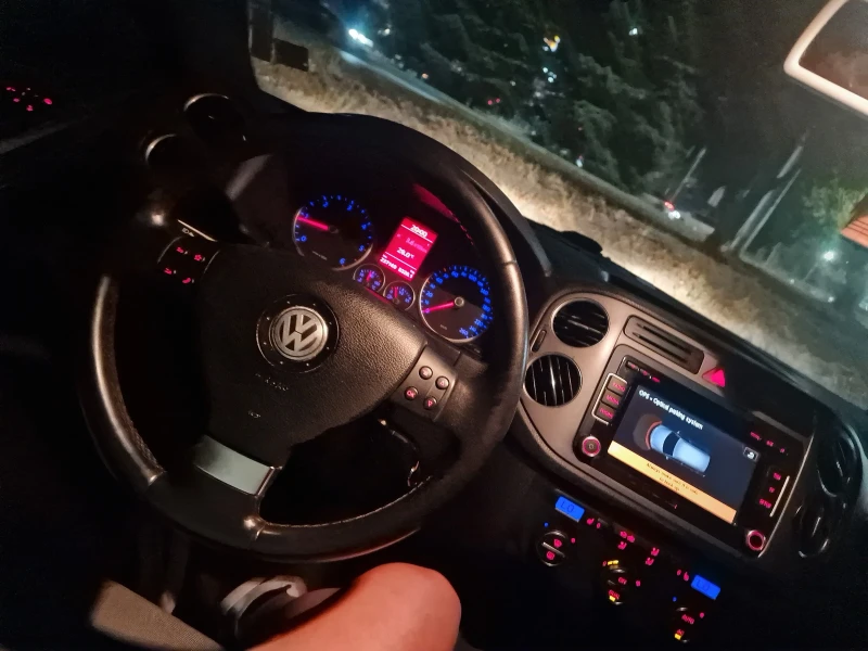 VW Tiguan, снимка 16 - Автомобили и джипове - 47400244