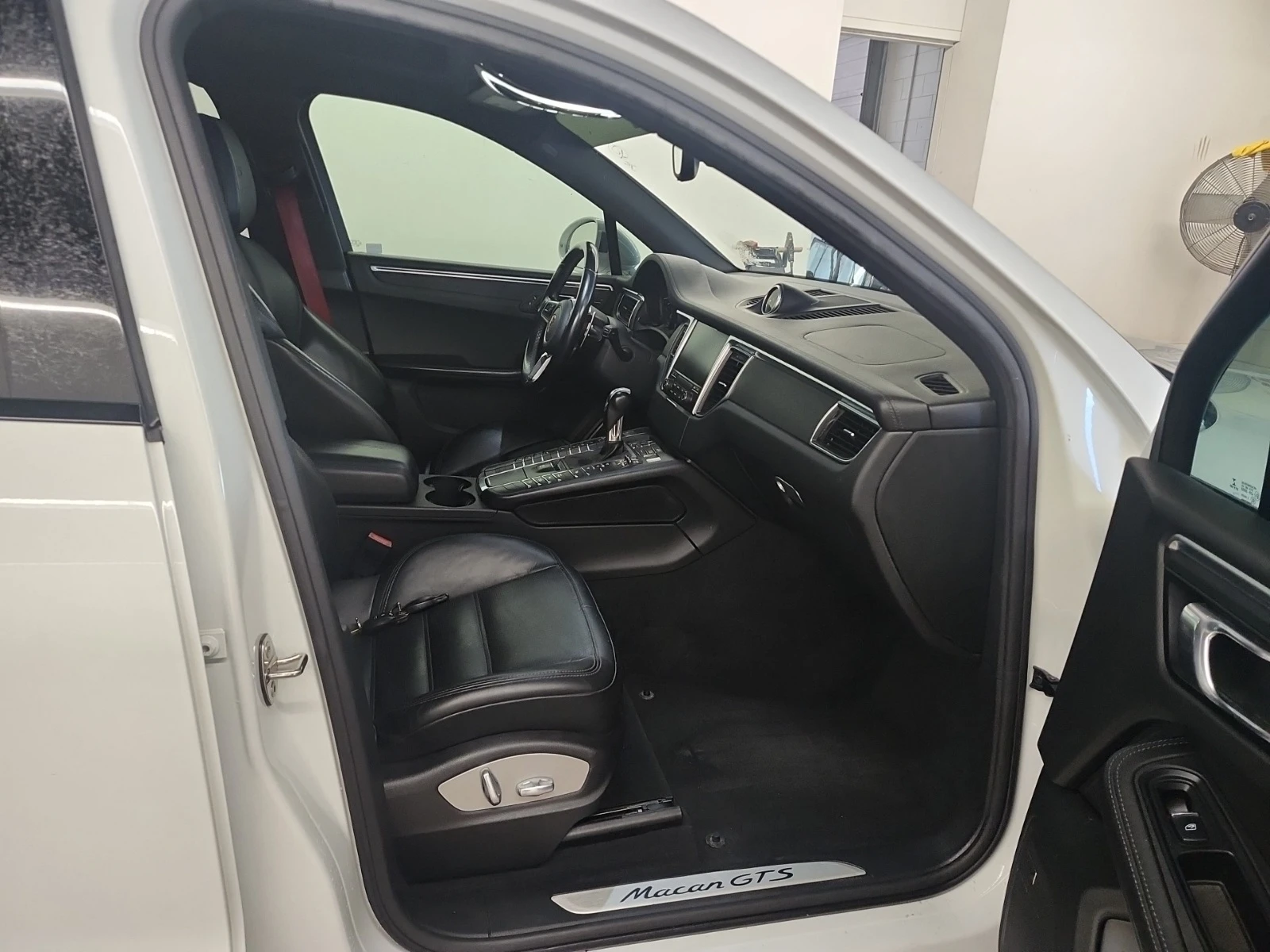 Porsche Macan GTS * * CARFAX * * АВТО КРЕДИТ * * , снимка 10 - Автомобили и джипове - 54988497