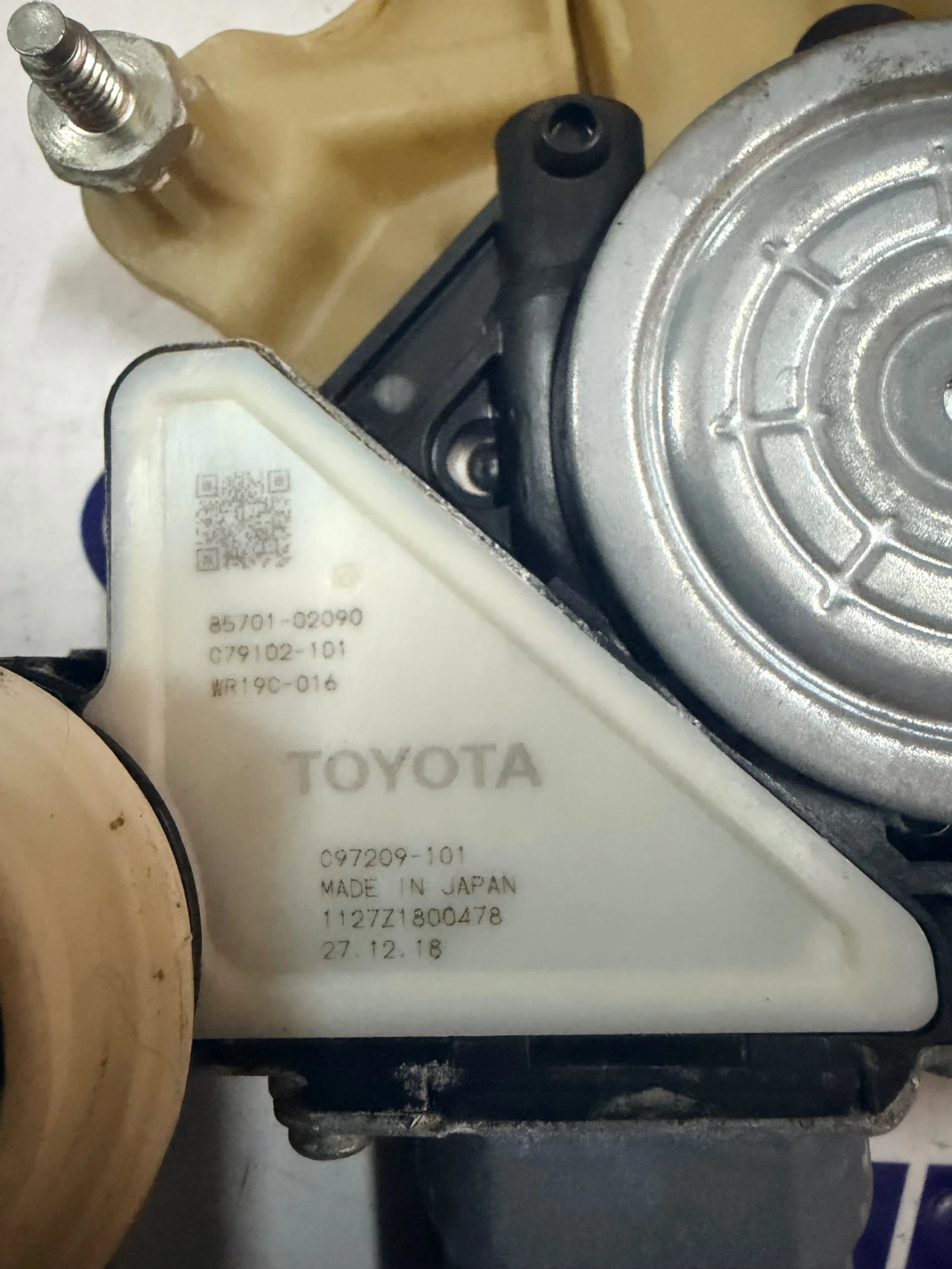 C86183-105 Моторче с механизъм ел. стъкло задно ляво TOYOTA COROLLA 2020 85701-02090 C97209-101, снимка 2 - Части - 54070808