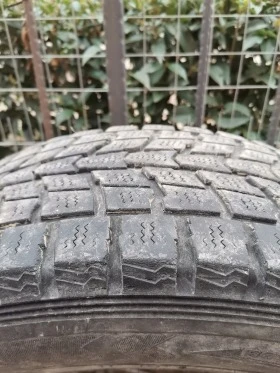 Гуми Зимни 215/70R17, снимка 2 - Гуми и джанти - 47563910