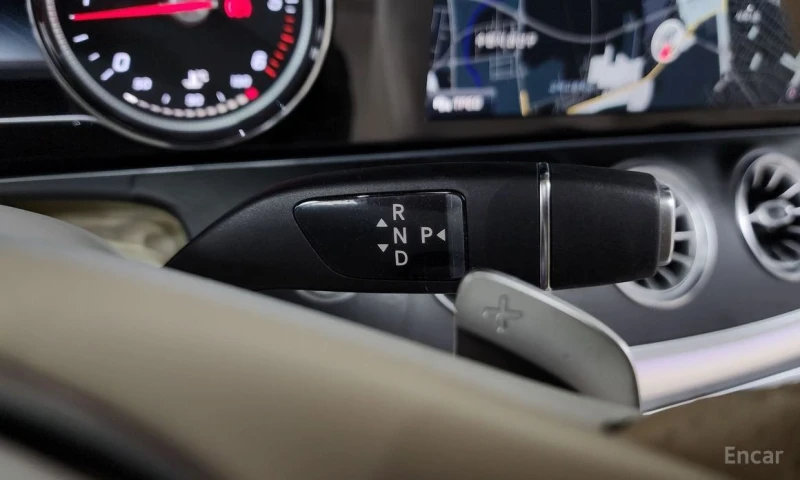 Mercedes-Benz E 220, снимка 9 - Автомобили и джипове - 53563773