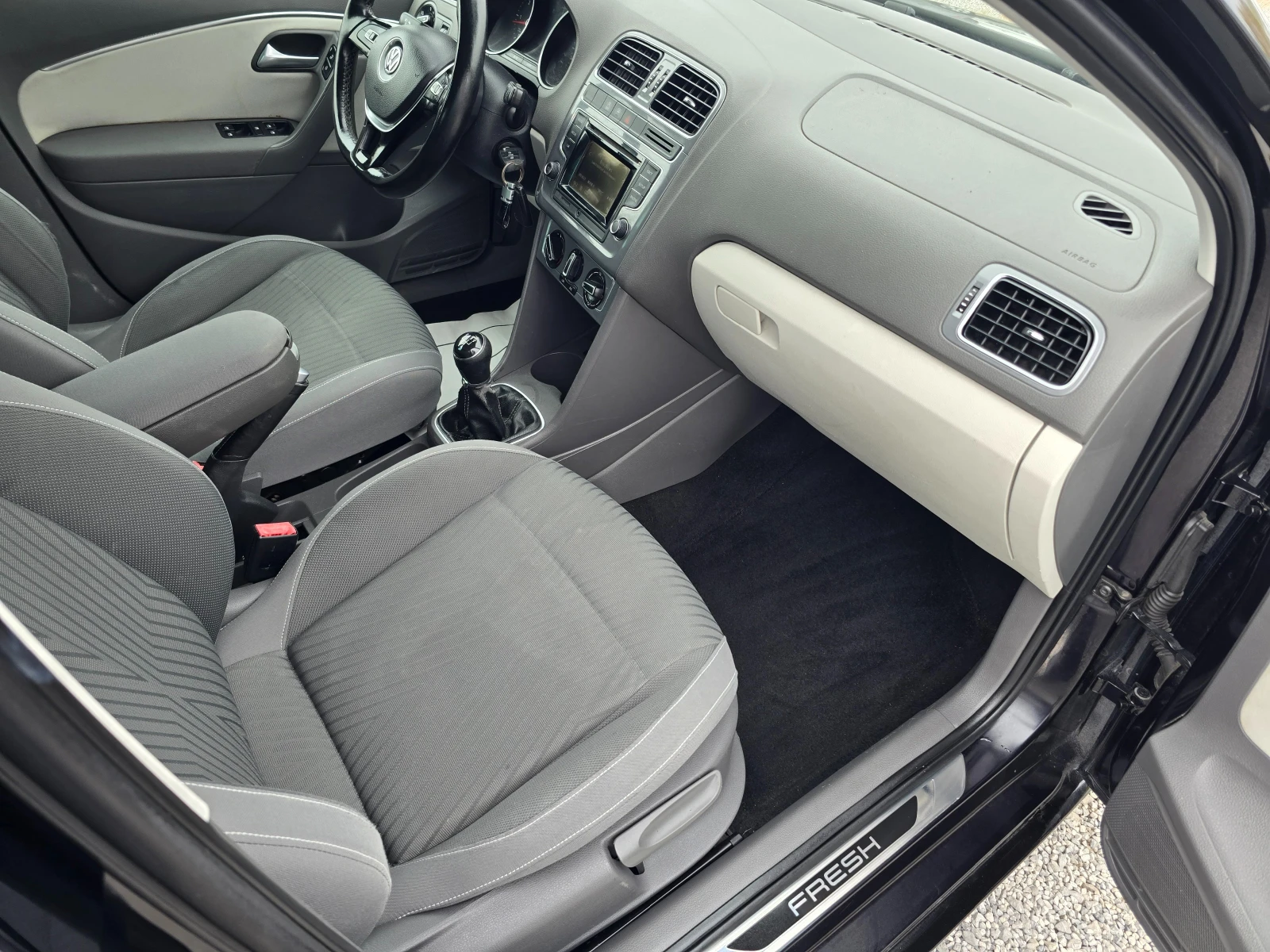 VW Polo 1.4TDI-75k.c.-NAVI-ITALIA, снимка 11 - Автомобили и джипове - 54218986