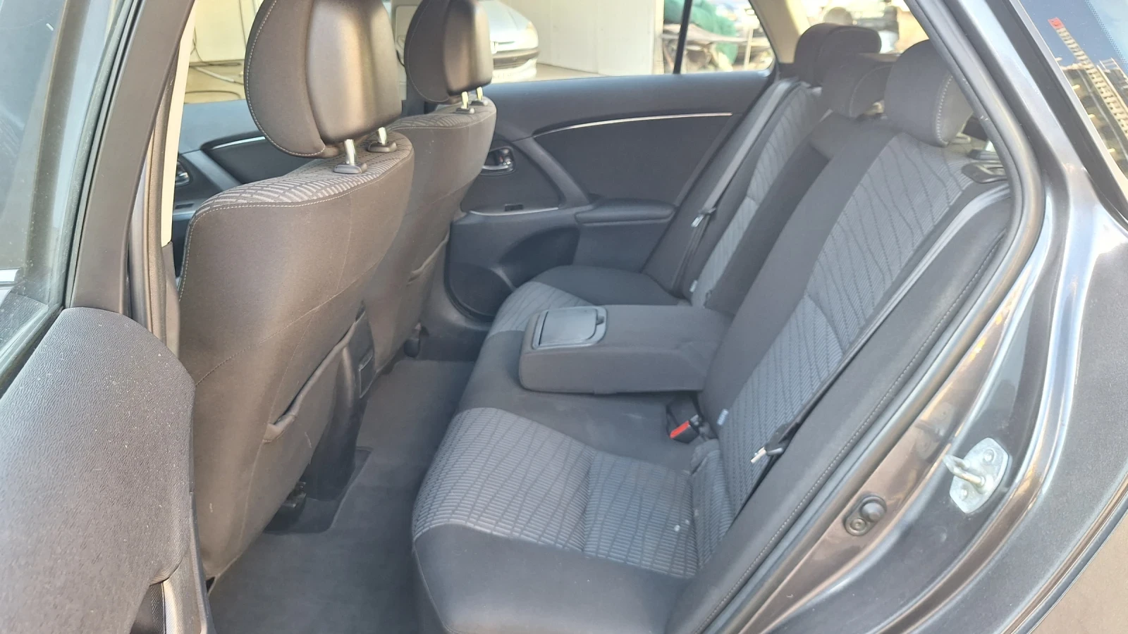 Toyota Avensis 2.0  автоматик 152кс, снимка 7 - Автомобили и джипове - 55448871