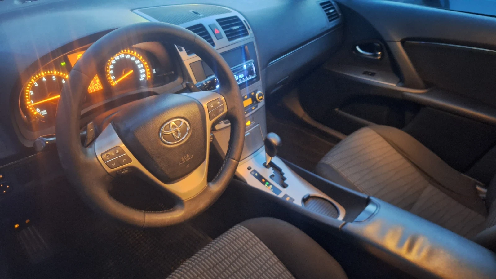 Toyota Avensis 2.0  автоматик 152кс, снимка 13 - Автомобили и джипове - 55448871
