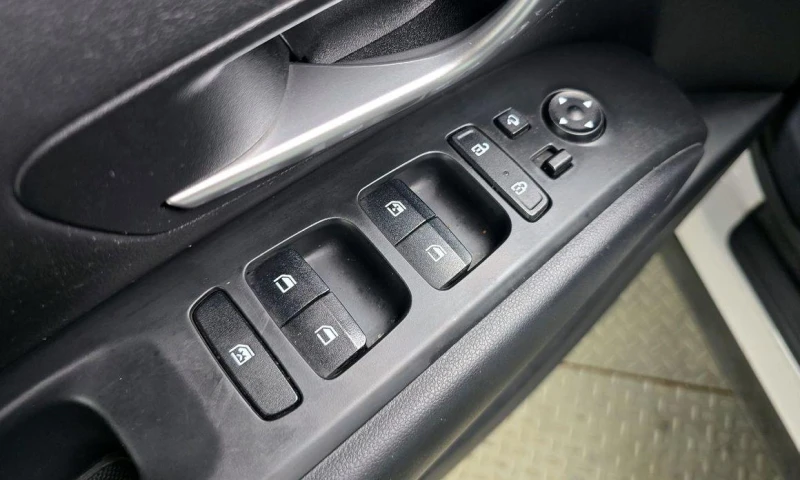 Hyundai Tucson Diesel 2.0 2WD Modern * НАЙ-ДОБРА ЦЕНА В БЪЛГАРИЯ*, снимка 14 - Автомобили и джипове - 52046200