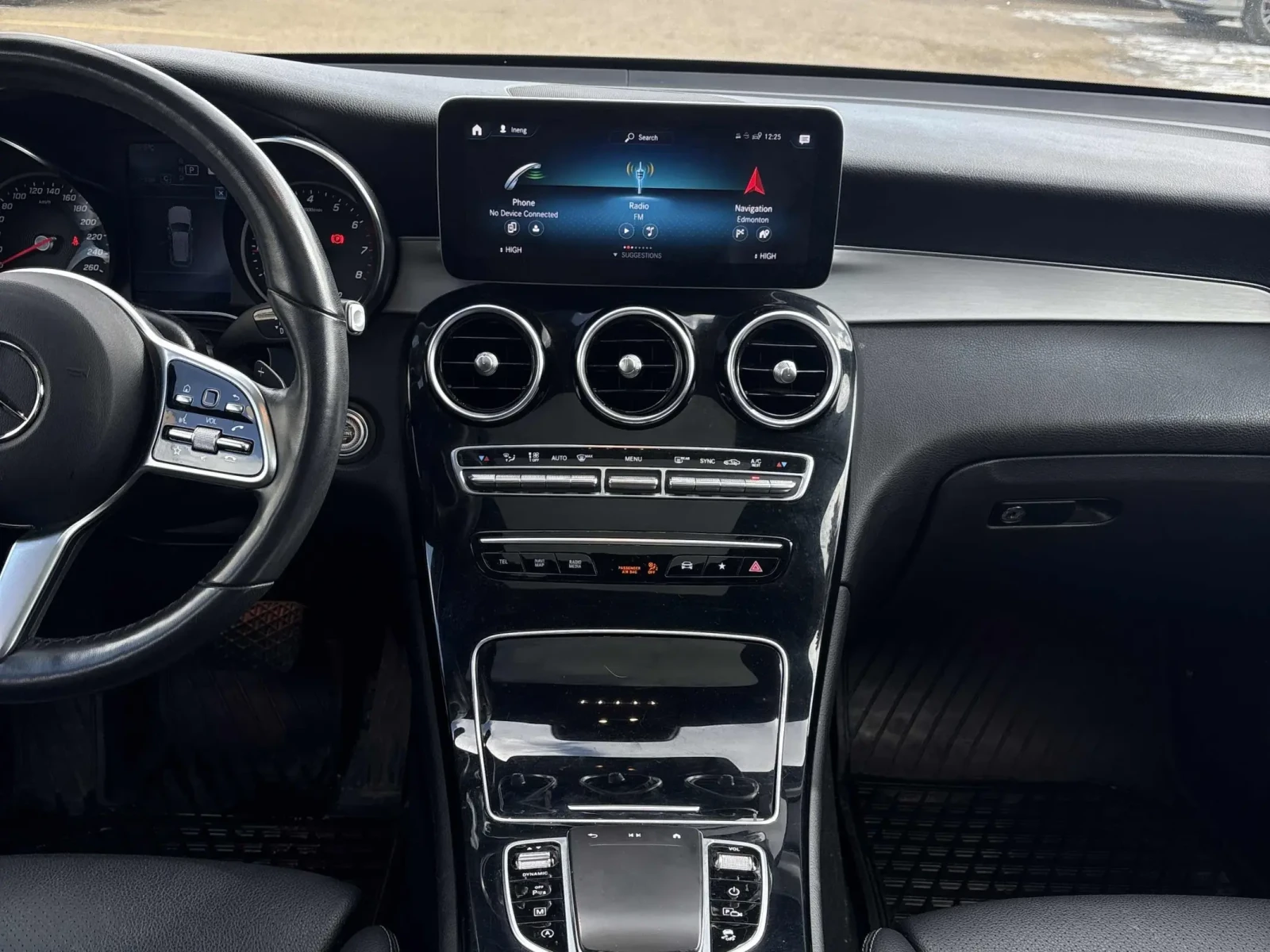 Mercedes-Benz GLC 300 * * CARFAX * * АВТО КРЕДИТ * * , снимка 12 - Автомобили и джипове - 54100831