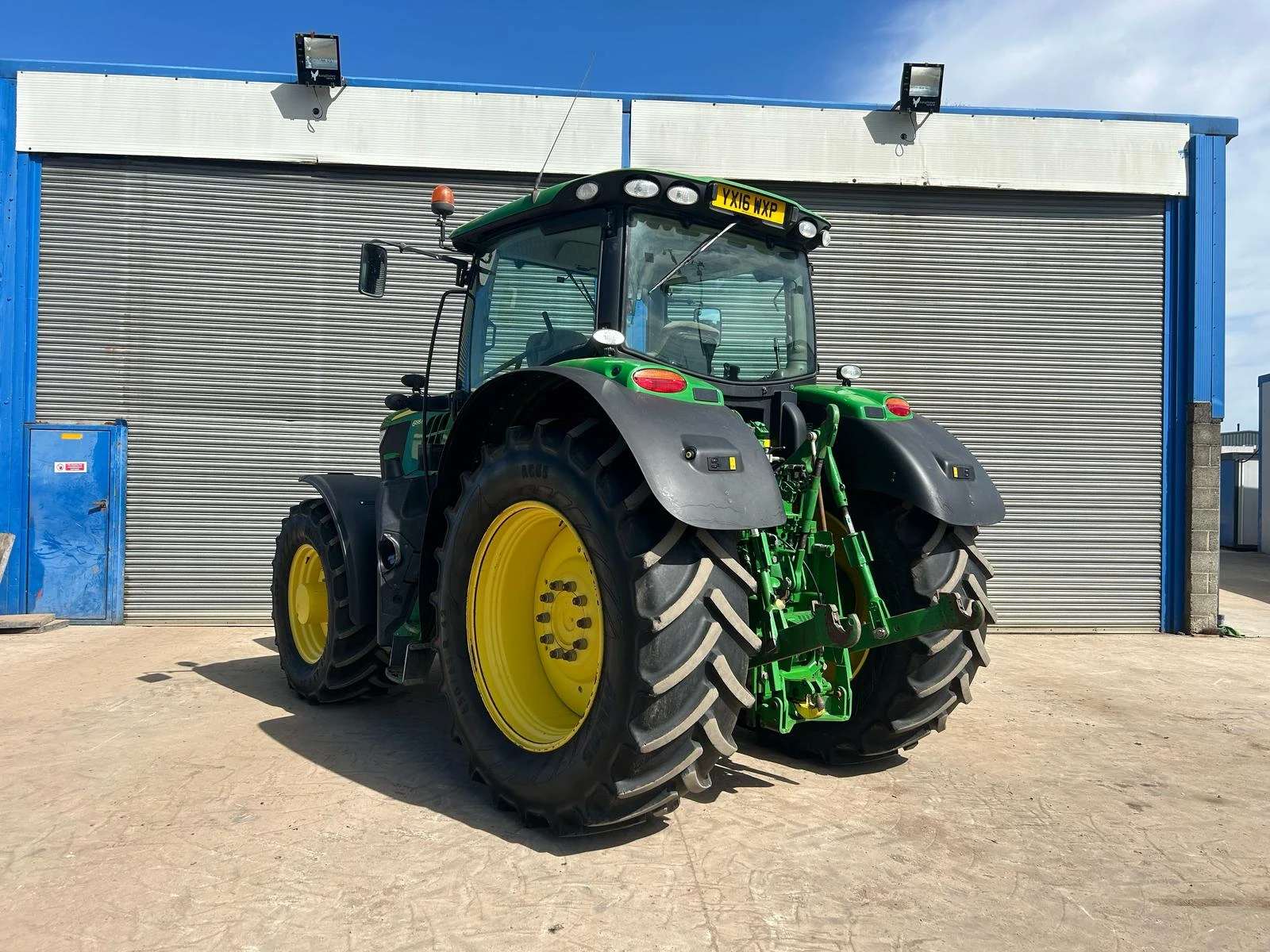 Трактор John Deere 6195R лизинг с първоначална вноска 20% - изображение 6