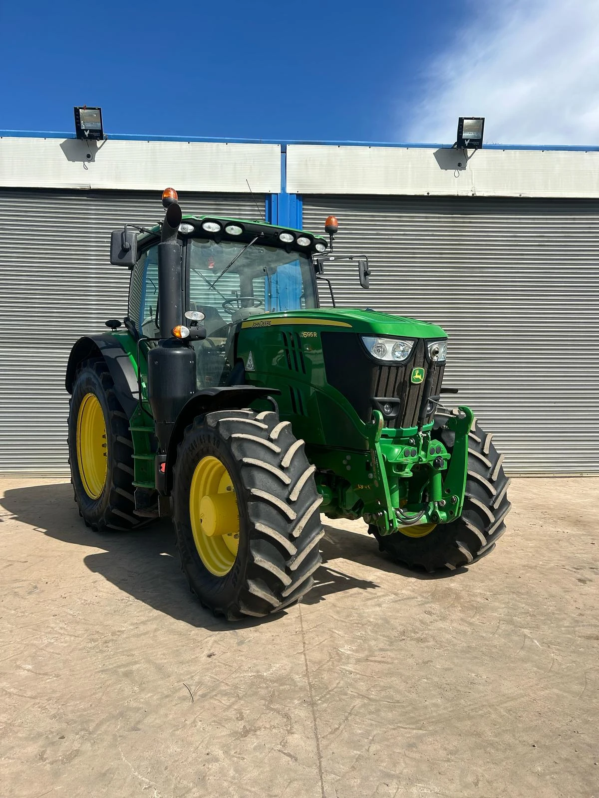 Трактор John Deere 6195R лизинг с първоначална вноска 20% - изображение 3