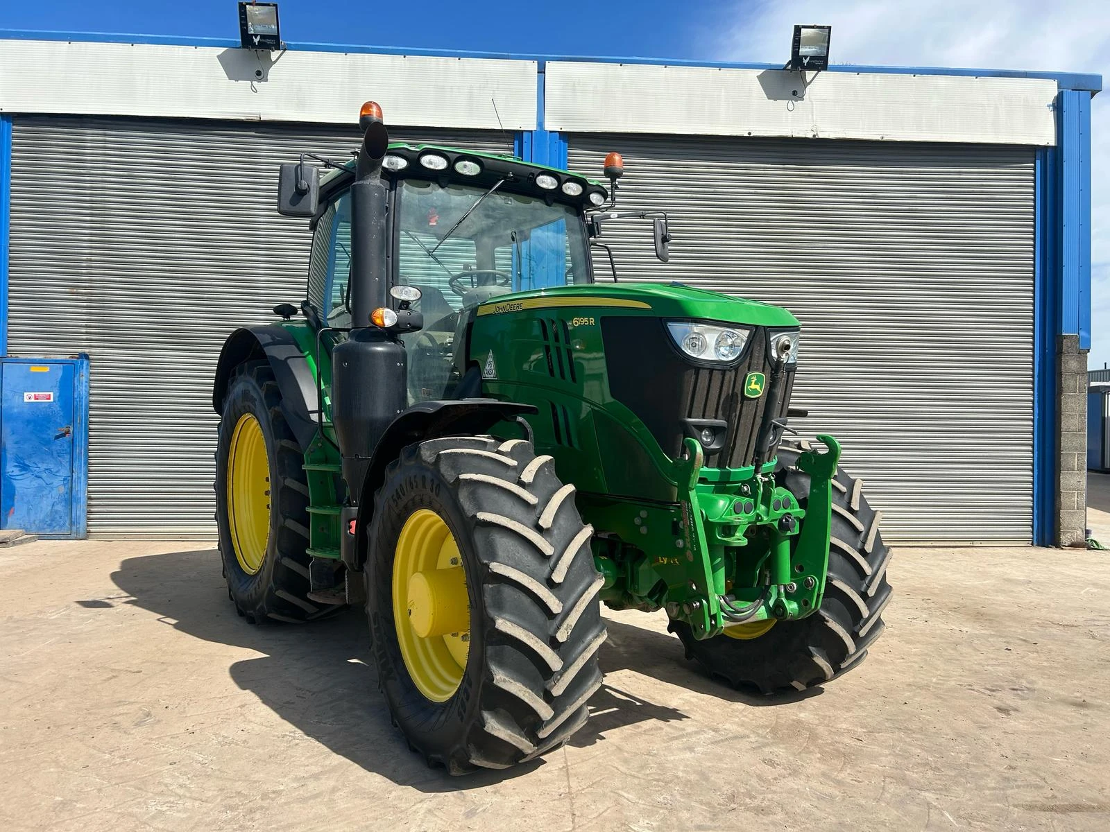 Трактор John Deere 6195R лизинг с първоначална вноска 20% - изображение 2