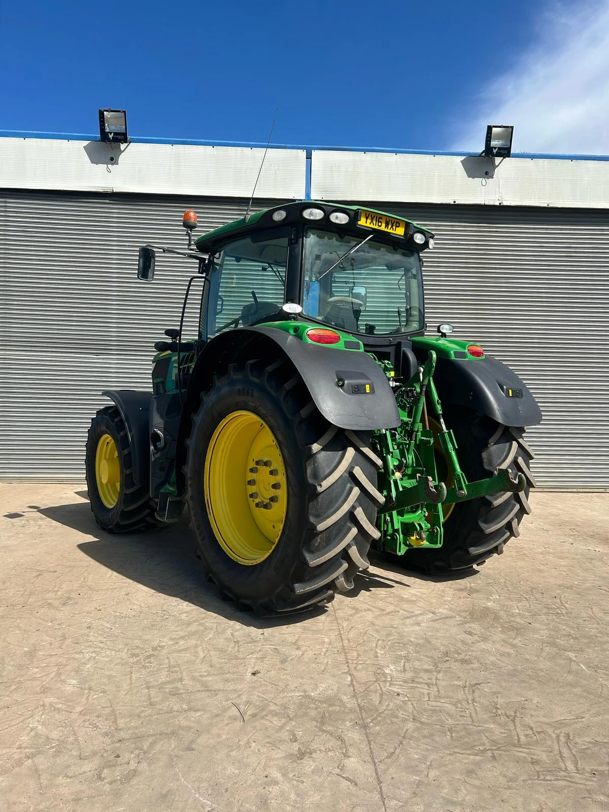 Трактор John Deere 6195R лизинг с първоначална вноска 20% - изображение 8