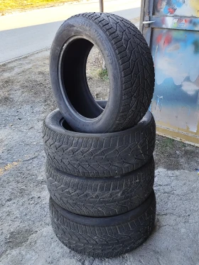 Гуми Зимни 255/55R18, снимка 1 - Гуми и джанти - 49464124