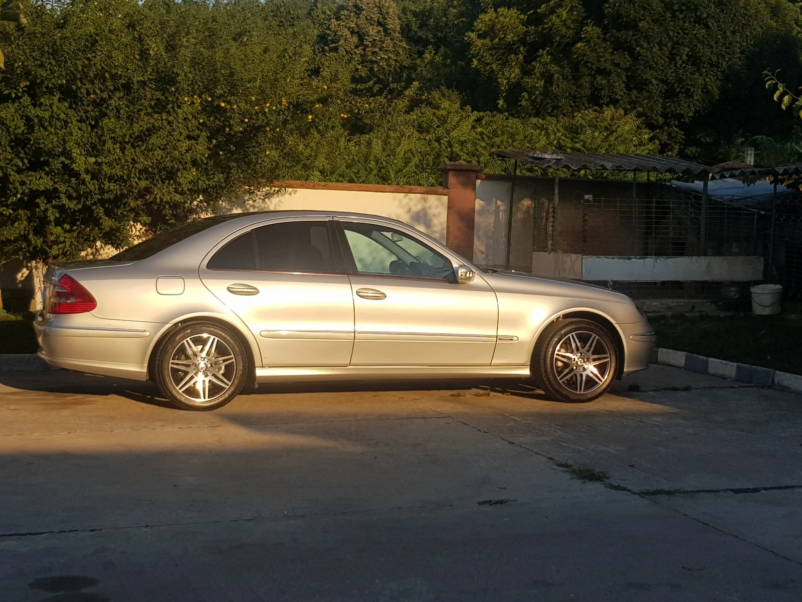 Mercedes-Benz E 270 Седан - изображение 4