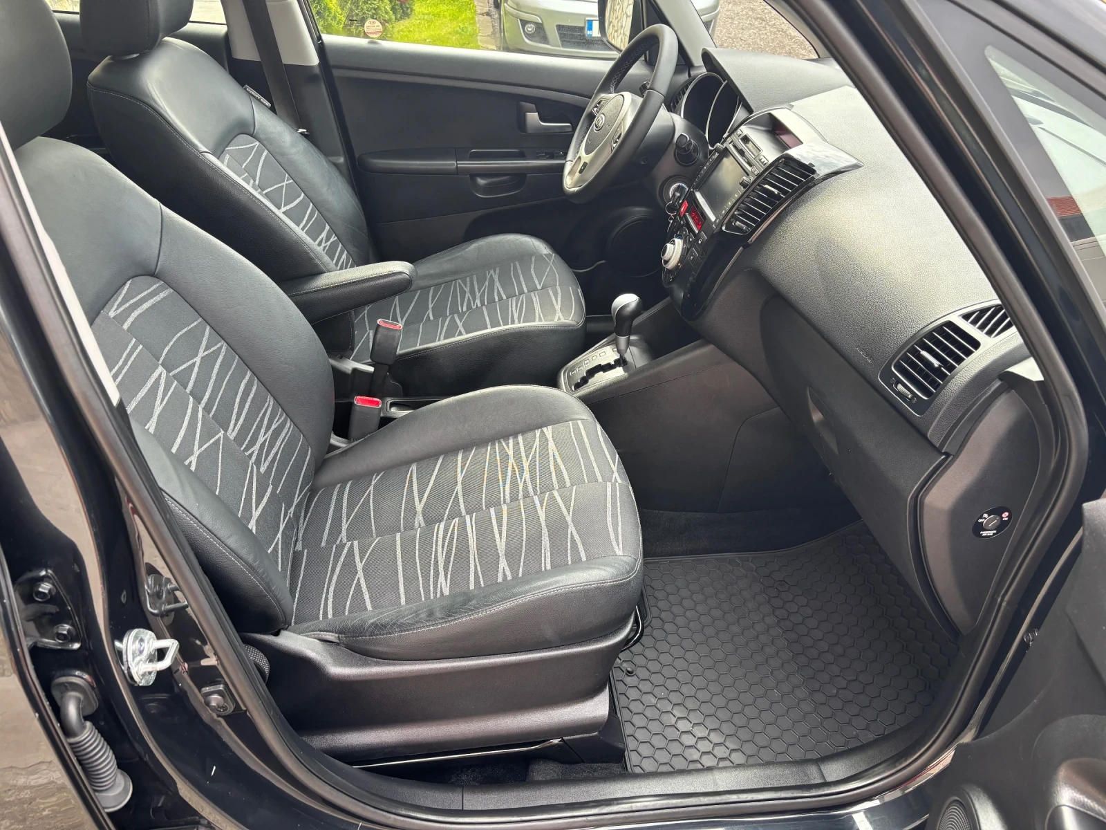 Kia Venga 1.6i AVTOMAT PANORAMA NAVI, снимка 8 - Автомобили и джипове - 54392370