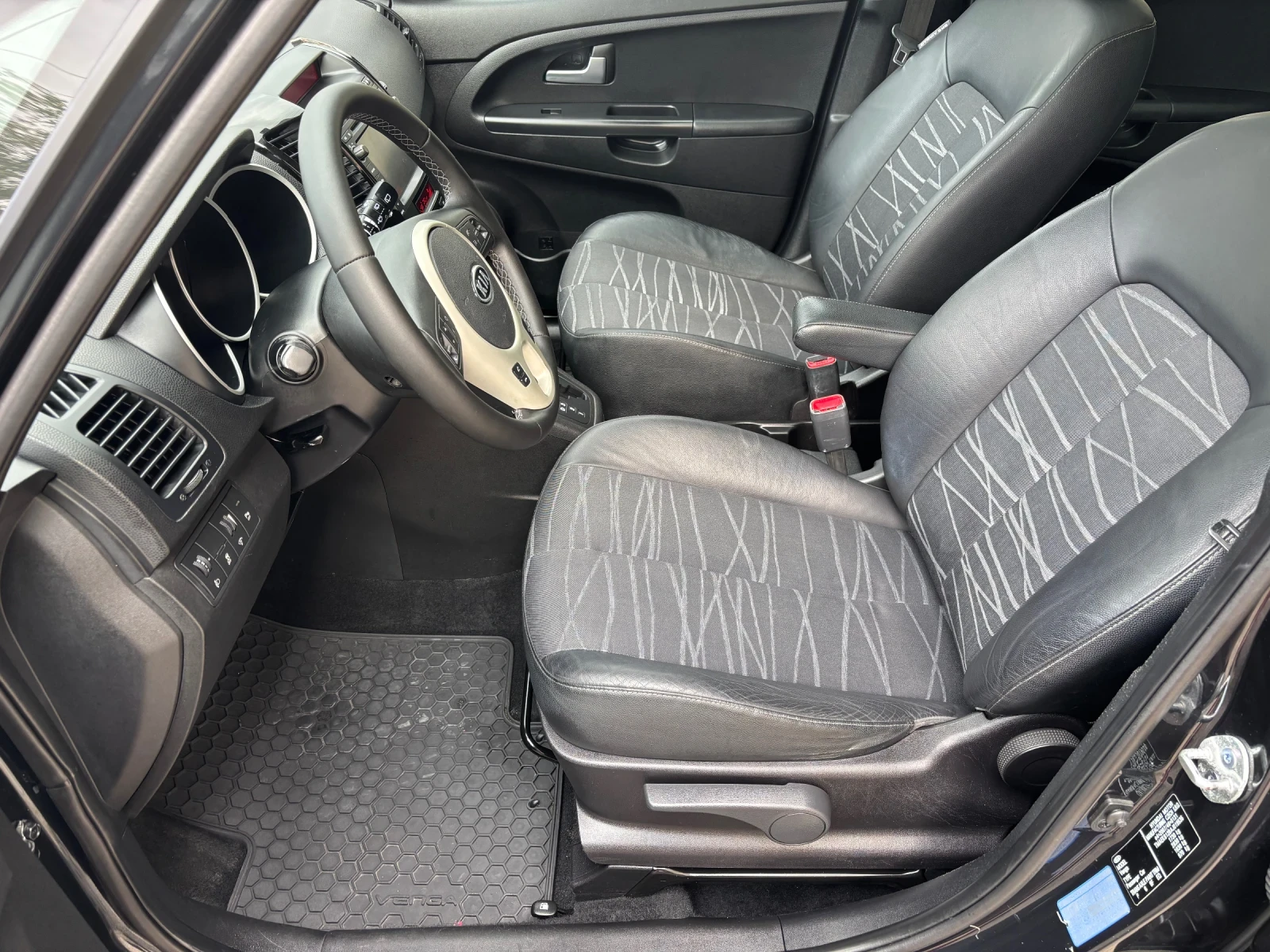 Kia Venga 1.6i AVTOMAT PANORAMA NAVI, снимка 7 - Автомобили и джипове - 54392370
