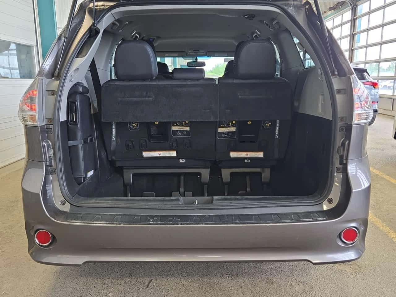 Toyota Sienna SE/CARFAX/КОЖА/ПОДГРЕВ/ФИНАНСИРАНЕ, снимка 13 - Автомобили и джипове - 55030247