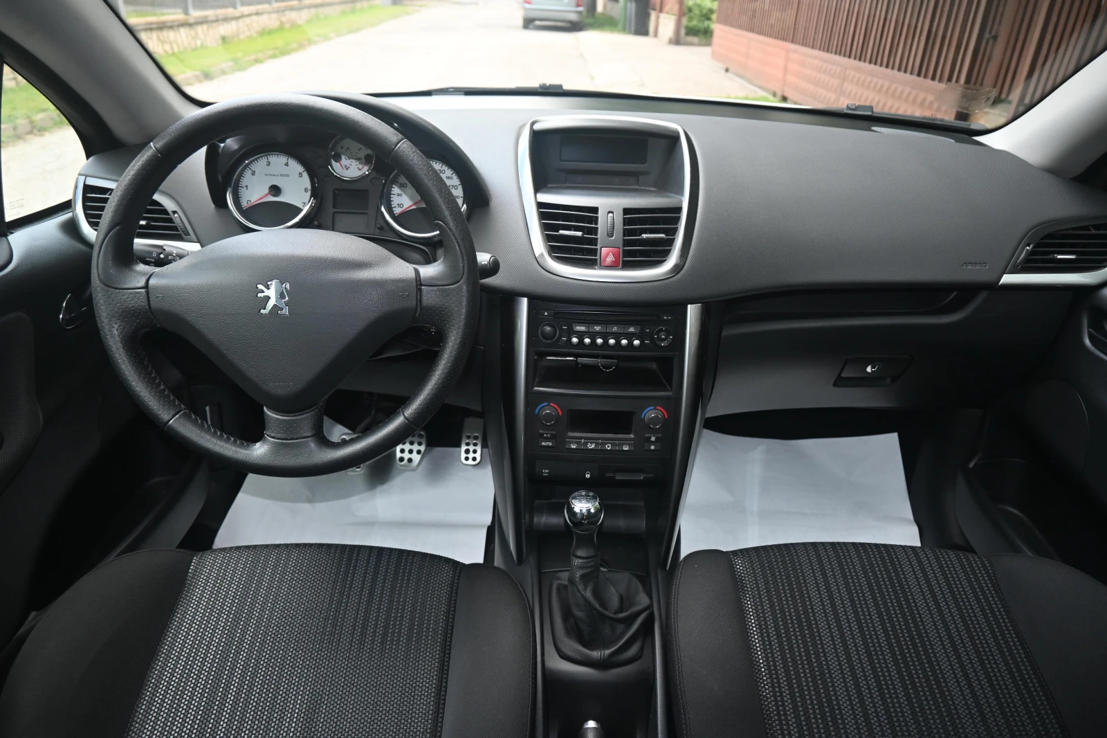 Peugeot 207 56х. км, снимка 10 - Автомобили и джипове - 55053263