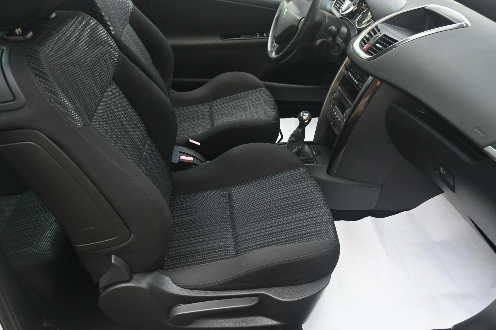 Peugeot 207 56х. км, снимка 9 - Автомобили и джипове - 55053263