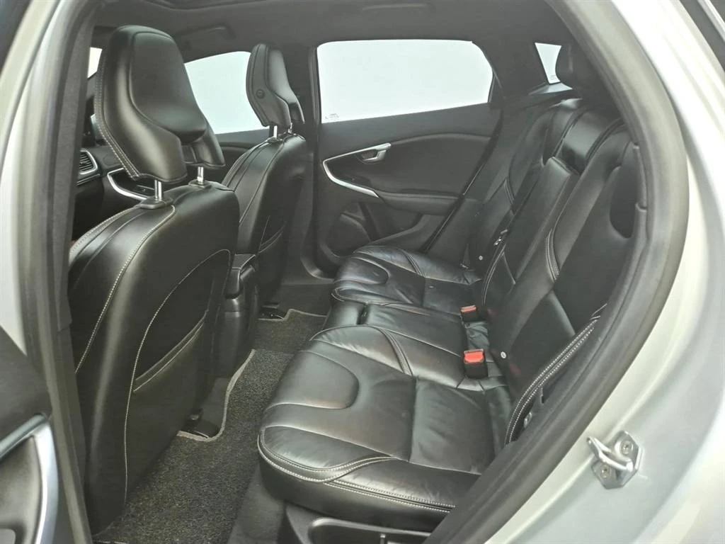 Volvo V40 2.0L R DESIGN, снимка 12 - Автомобили и джипове - 55228893