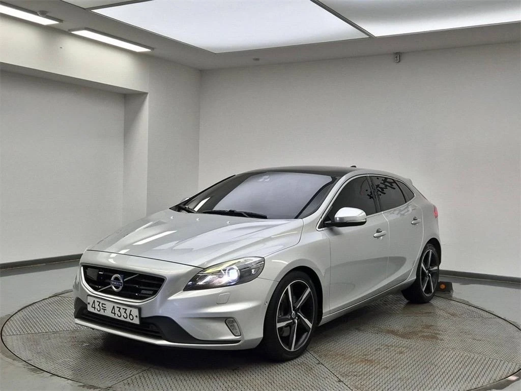 Volvo V40 2.0L R DESIGN, снимка 2 - Автомобили и джипове - 55228893
