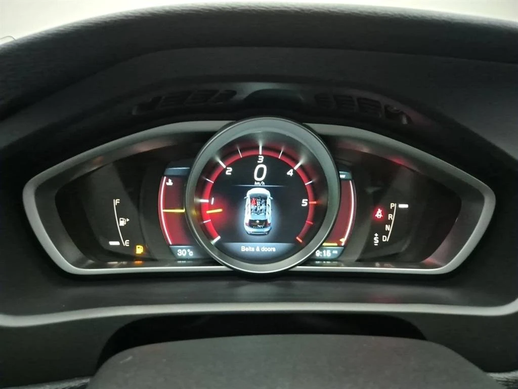Volvo V40 2.0L R DESIGN, снимка 13 - Автомобили и джипове - 55228893