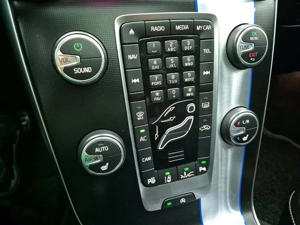 Volvo V40 2.0L R DESIGN, снимка 16 - Автомобили и джипове - 55228893