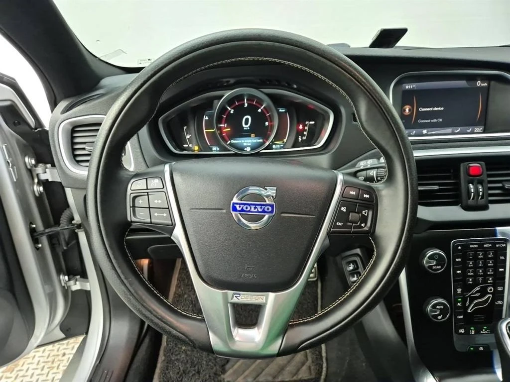 Volvo V40 2.0L R DESIGN, снимка 10 - Автомобили и джипове - 55228893