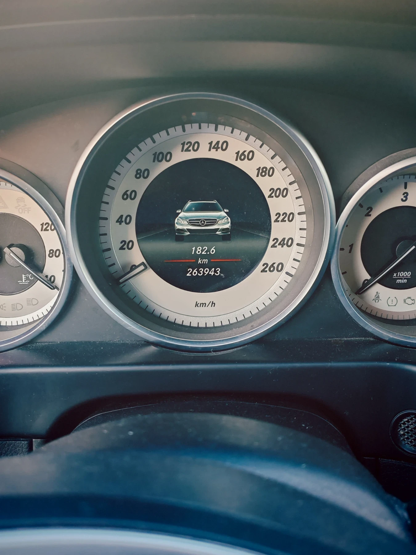 Mercedes-Benz E 200, снимка 12 - Автомобили и джипове - 56076495
